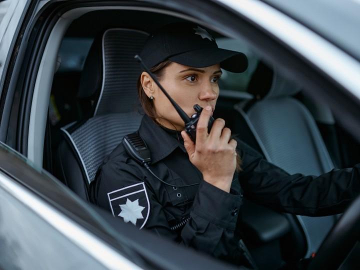 一名警察在车内用对讲机讲话